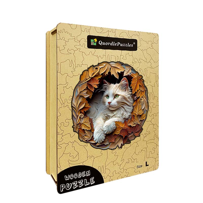 Eine Katze umgeben von Herbstblättern