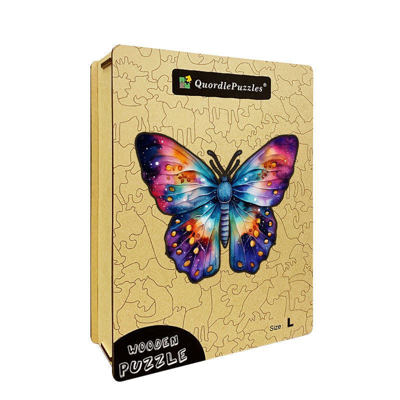 Ein Aquarell-Schmetterling mit einem Regenbogen auf den Flügeln.
