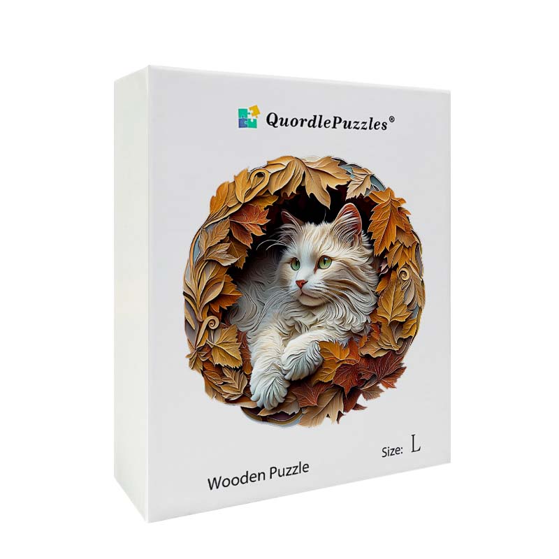 Eine Katze umgeben von Herbstblättern