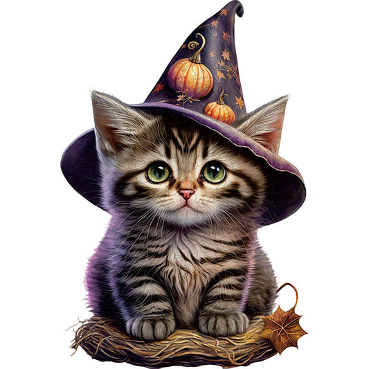 Süßes Kätzchen und Halloween-Kürbis