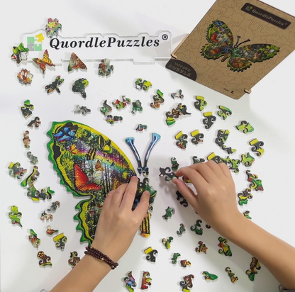 auf das Holzpuzzle „Butterfly Meadow“.